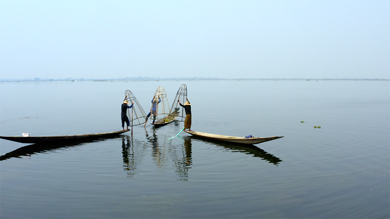 미얀마에서 가장 높은 곳에 위치한 호수이자 두번째로 큰 호수인 인레(Inle)에 순응하며 조화롭게 살아가는 인따족(Intha)의 삶. 인레 호수의 어부 다큐멘터리 스틸컷.png