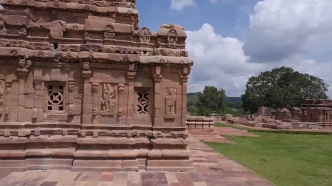 인도 파타다칼 비루팍샤 사원(Pattadakal Virupaksha Temple) 사원에서 말프라바 강 부근의 전경을 드론으로 촬영한 영상