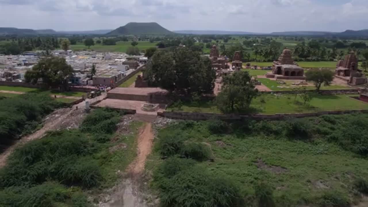 인도 파타다칼 비루팍샤 사원(Pattadakal Virupaksha Temple) 의례와는 정반대방향의 뷰를 보여주는 영상 01