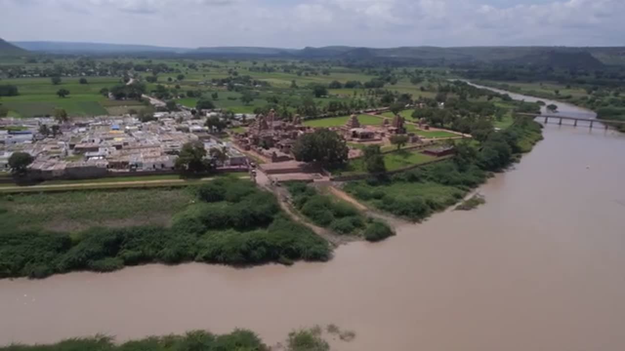 인도 파타다칼 비루팍샤 사원(Pattadakal Virupaksha Temple) 말프라바 강에서부터 비루팍샤 사원을 반시계방향으로 촬영한 영상