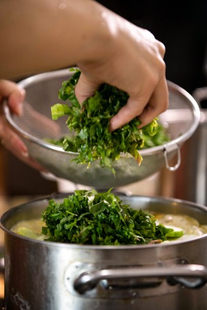 응웬 티 화씨 가정의 요리(소금에 절인 채소와 푹 익힌 잉어) 과정 사진