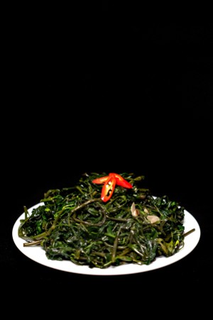 응웬 티 화씨 가정의 요리(마늘과 공심채볶음) 사진